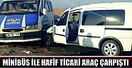 Minibüs İle Hafif Ticari Araç Çarpıştı