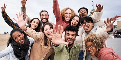 Türkiye 2025’te Daha Mutlu: Kadınlar, Evliler ve 55 Yaş Üstü Zirvede!